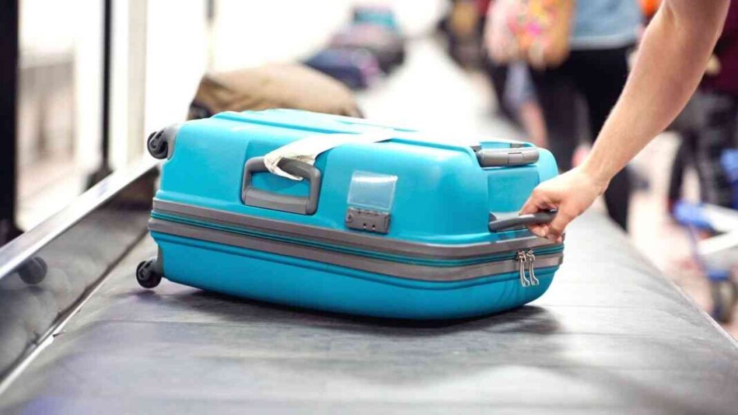 Vol d’Air Algérie : voici des astuces utiles pour éviter la perte des bagages Valise bleue en soute à l'aéroport d'Alger.
