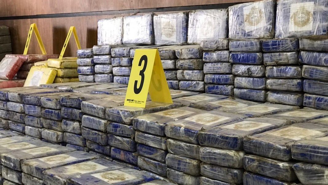 Paquets de drogue saisis lors d'une opération policière au Maroc.