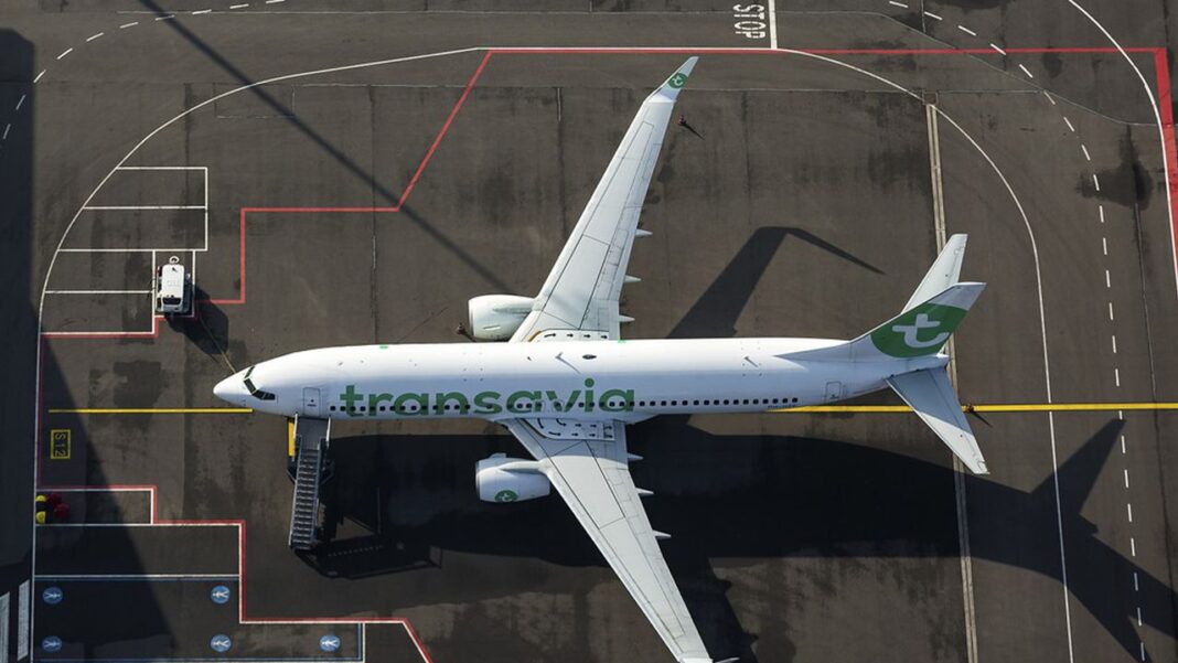 Paris Orly – Bejaia : Transavia connaît son premier incident Avion Transavia stationné à l'aéroport, vue aérienne.
