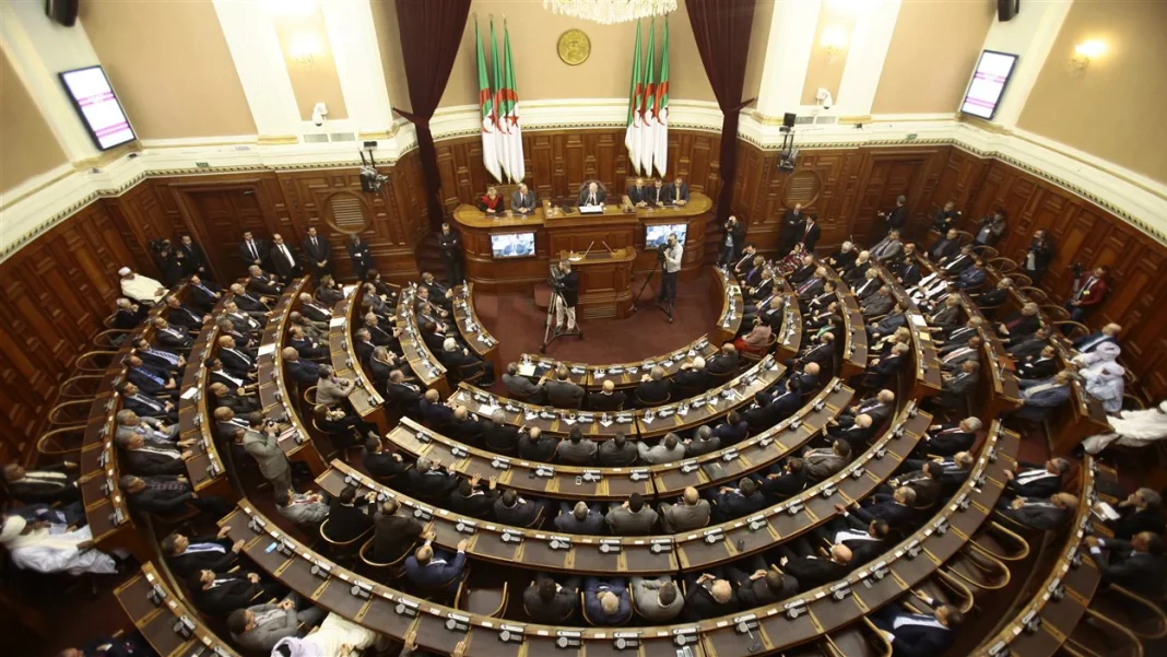 Face aux tensions avec le royaume du Maroc, le parlement algérien vote un projet de loi de réserve militaire Assemblée nationale algérienne lors d'une session parlementaire.