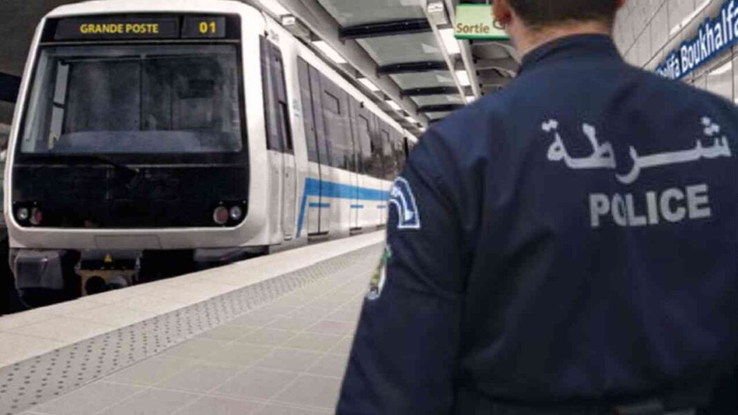 Agent de police en surveillance dans une station de métro.