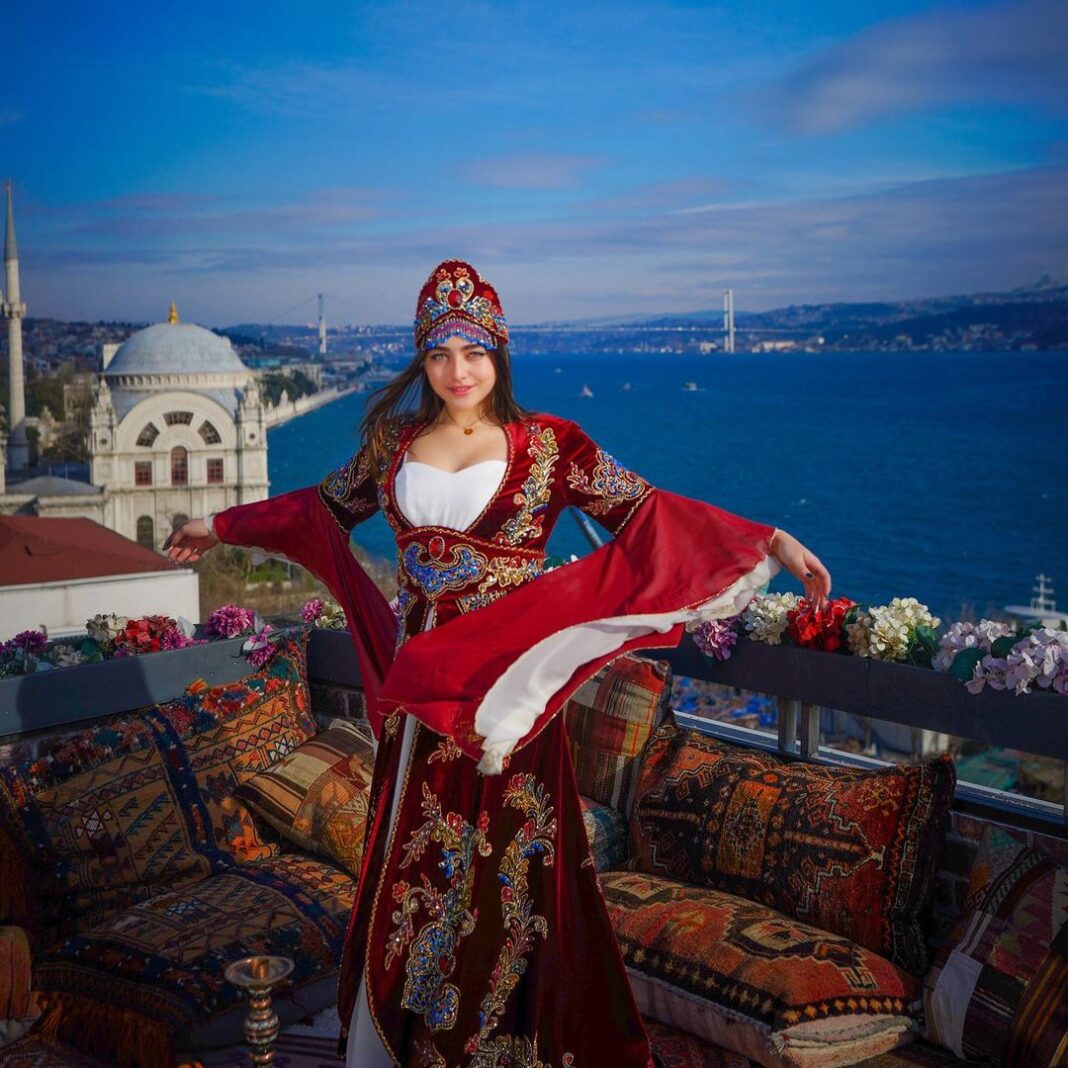 Le père d’Inès Abdelli dénonce les rumeurs d’agression de sa fille Femme en costume traditionnel turc avec vue sur Bosphore à Istanbul.