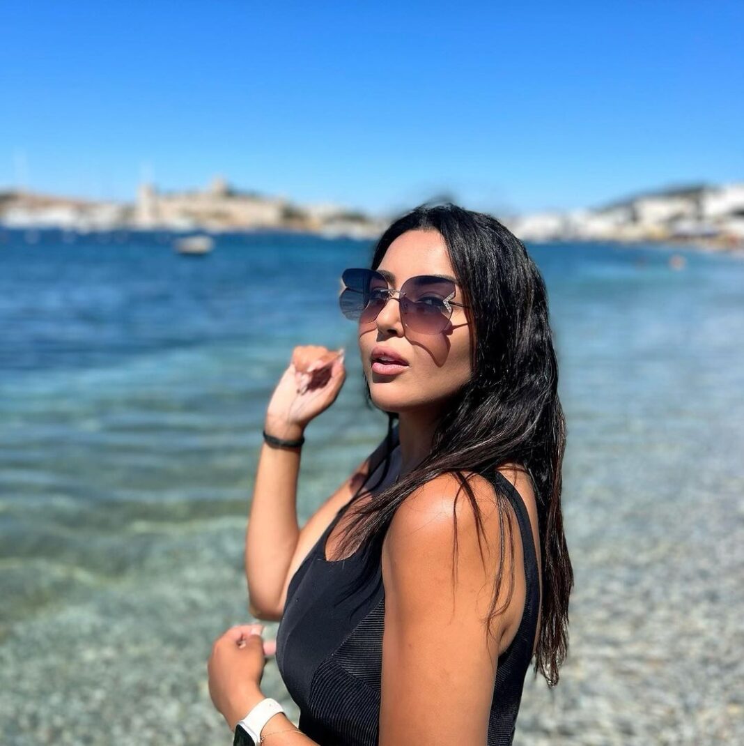 Suite au décès de Soumia Khabzagua en Turquie, Yasmine Belkacem prend la parole Femme portant des lunettes de soleil à la plage en Tunisie.