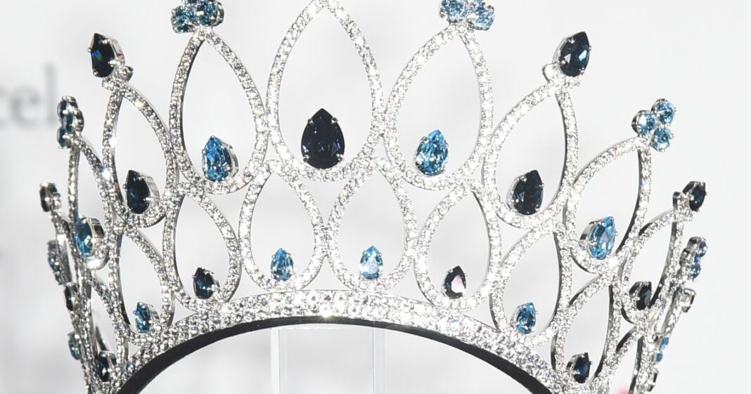 Une Marocaine élue Miss Afrique du Nord 2022 Couronne élégante avec pierres précieuses pour Miss Afrique du Nord 2022.