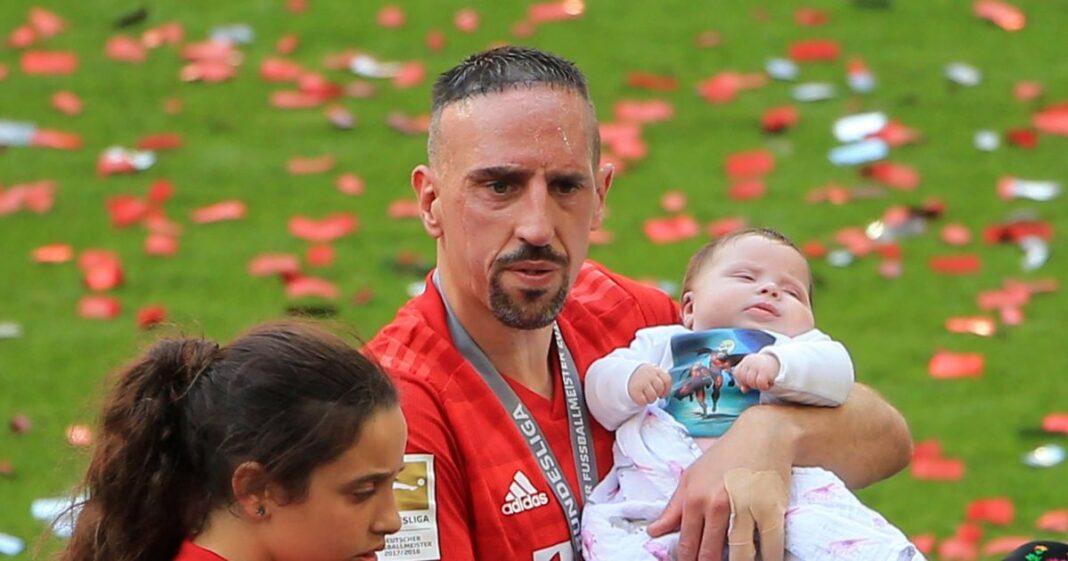 “Mes enfants ne joueront pas pour la France mais pour l’Algérie ou l’Allemagne”, dixit Franck Ribéry Franck Ribéry avec ses enfants lors d'une célébration sportive.