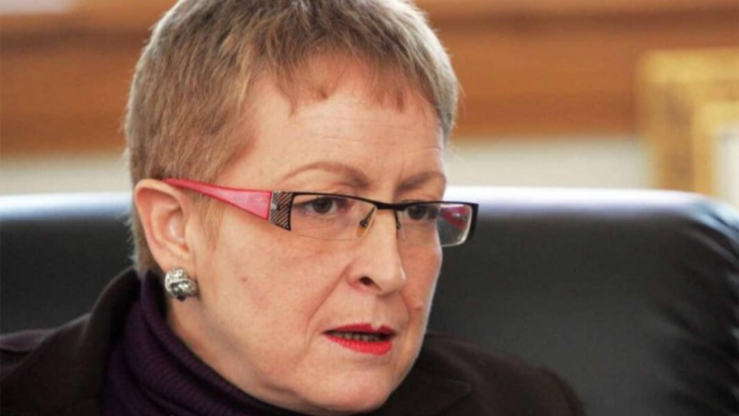 Kalida Toumi, ancienne ministre de la Culture, sort de prison après sa condamnation.