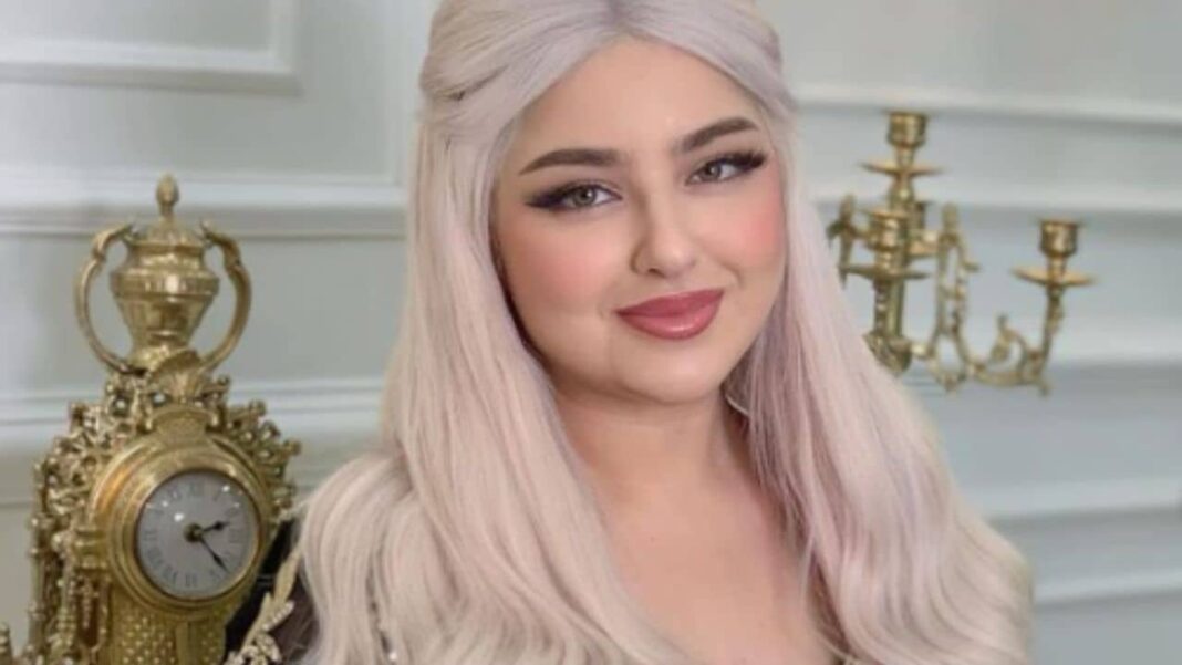 La métamorphose de Malek Belkacem Jeune femme souriante aux cheveux longs et blonds dans un décor élégant.
