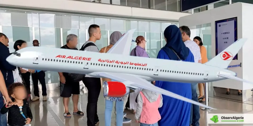 Premier vol direct Alger-Qatar d'Air Algérie Groupe de passagers à l'aéroport attendant leur vol Air Algérie.