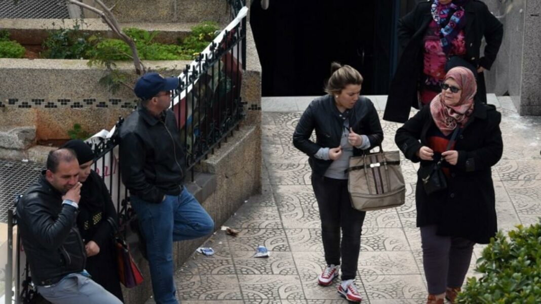Violences contre les femmes en Algérie : L’INSP dresse un rapport qui fait peur Groupe de femmes et hommes discutant dans la rue à Alger.