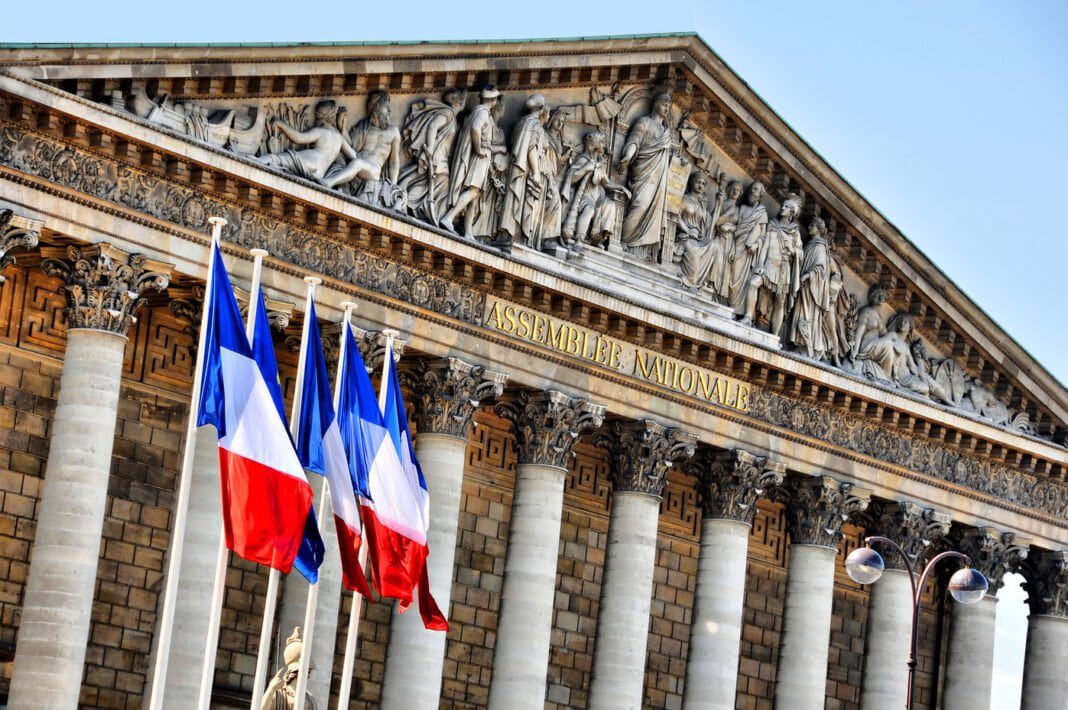 France : Une députée a été insultée pour son passé algérien Façade de l'Assemblée nationale française avec drapeaux tricolores.
