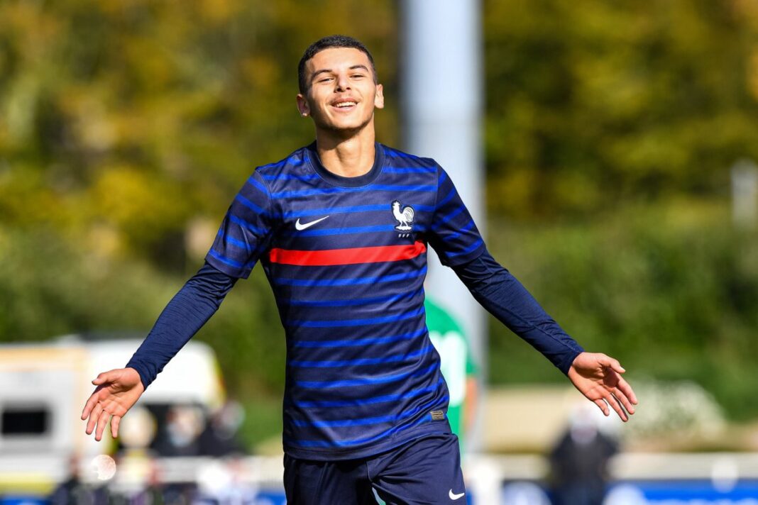 Bouanani fait encore parler de lui pour le choix entre la France et l’Algérie Jeune joueur de football français souriant en tenue officielle.