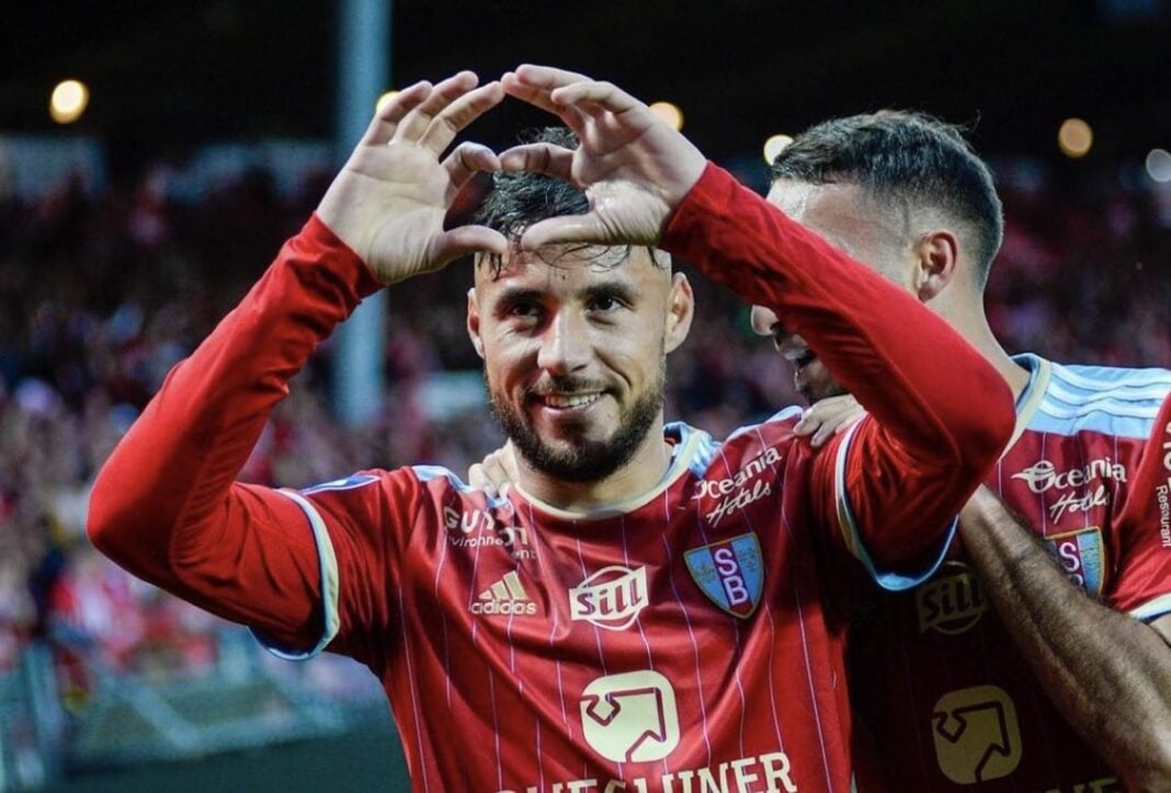 Mercato : Belaïli sait où il va jouer la saison prochaine, annonce son père Footballer Belaïli en célébration avec un cœur formé avec ses mains.