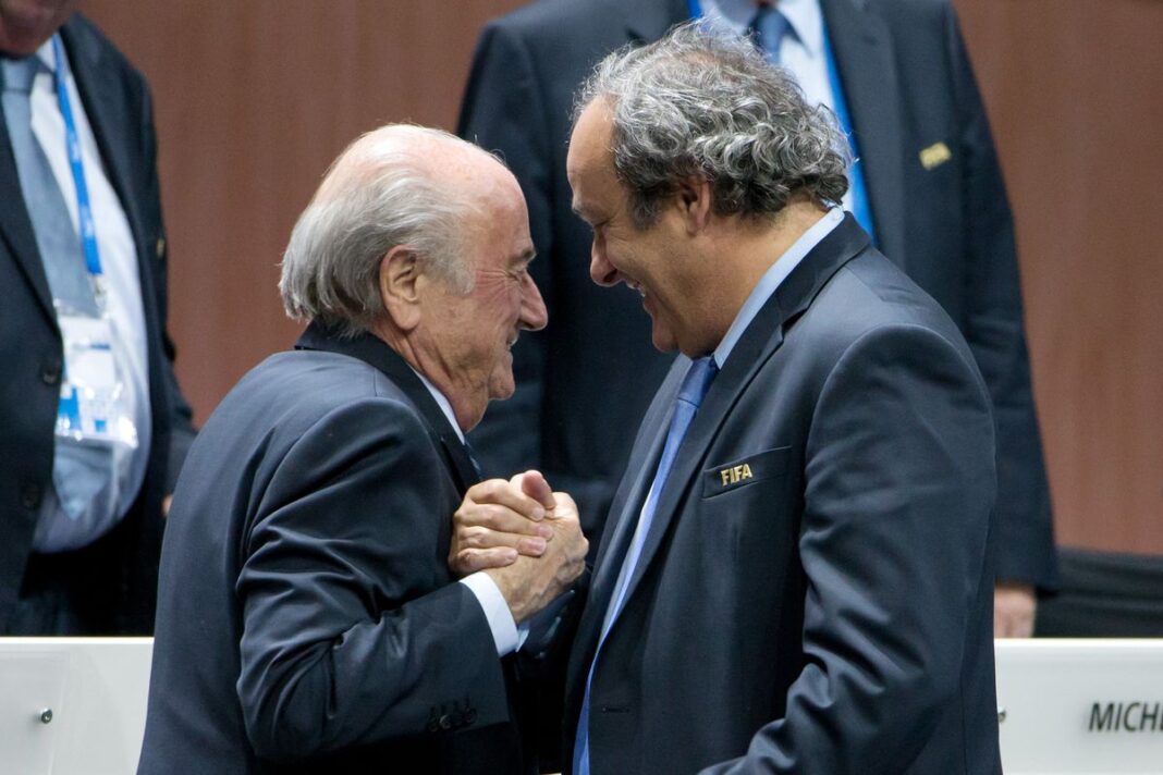 Suspects de fraude à la FIFA : Sepp Blatter et Michel Platini acquittés par la Cour fédérale de justice Sepp Blatter et Michel Platini se saluant lors d'une réunion officielle.