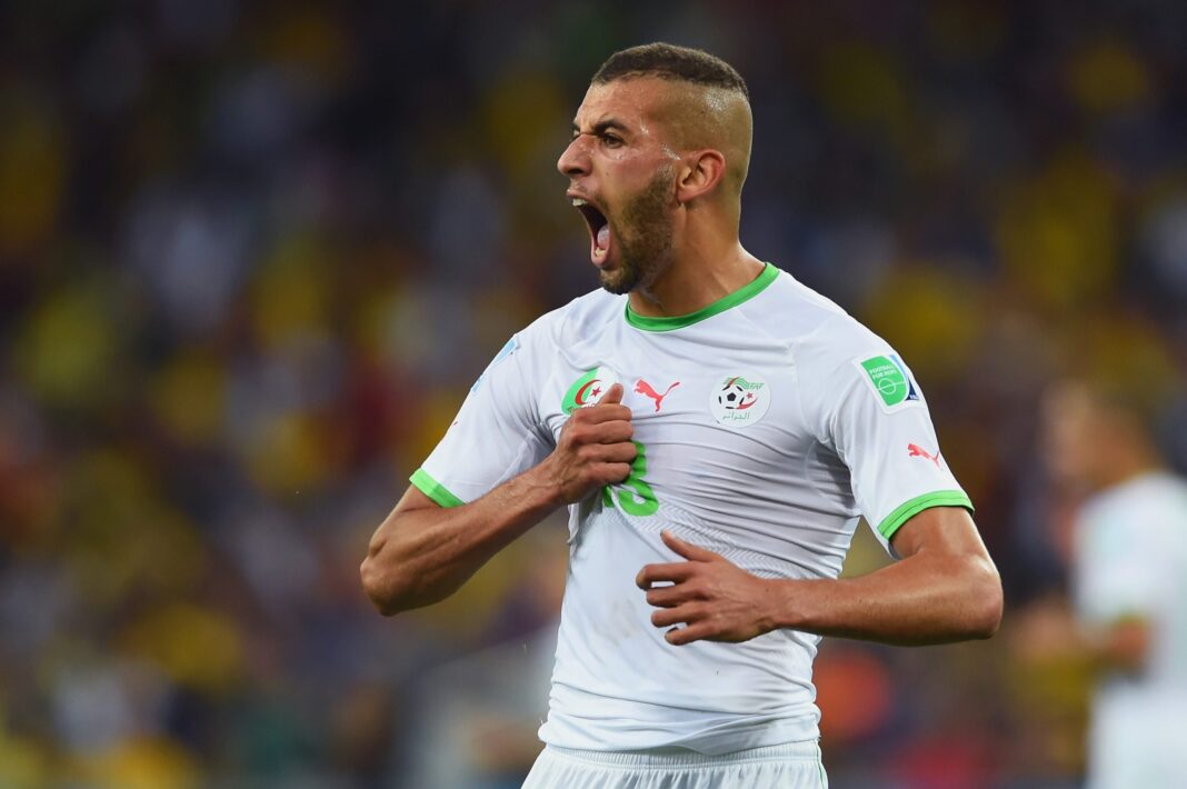 Coup de théâtre ! Islam Slimani quitte l’Algérie Joueur algérien Slimani célèbre sur le terrain.
