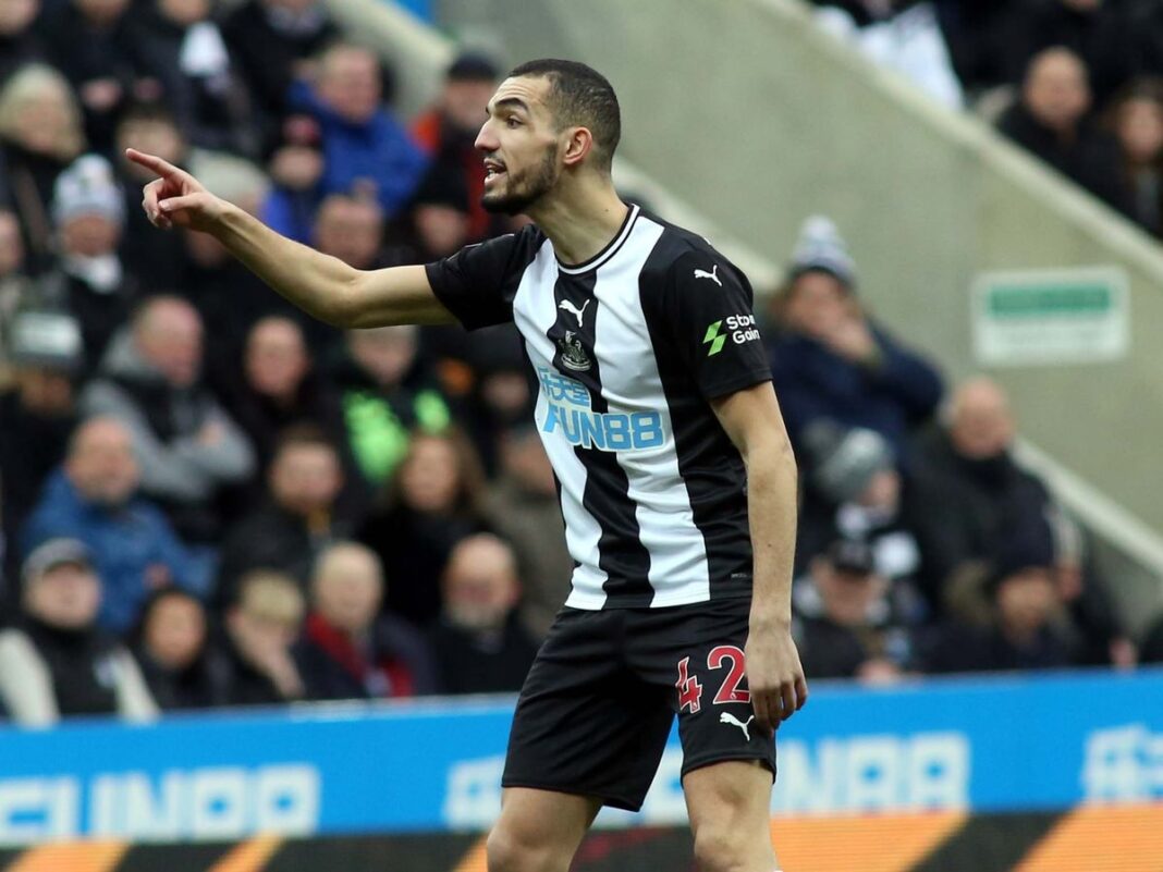 Ce grand club français tombe amoureux de Nabil Bentaleb Footballeur algérien célèbre lors d'un match, pointant du doigt.