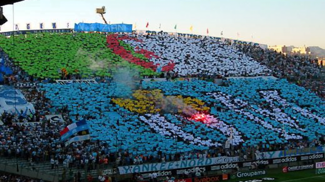 Ce que Marseille a raté en Algérie Supporters de l'OM créant une mosaïque colorée en Algérie.