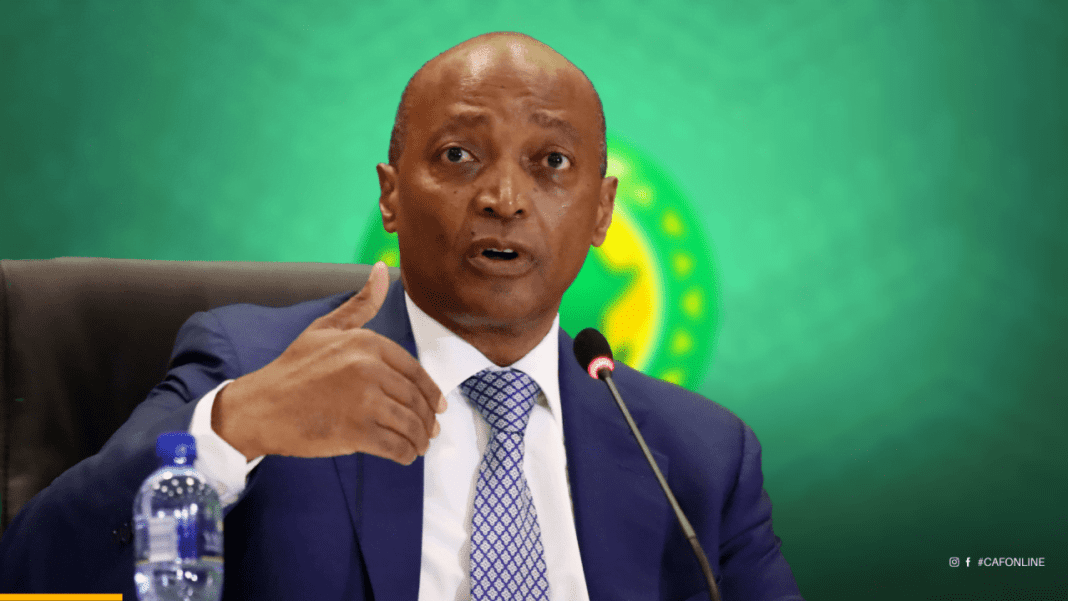 Patrice Motsepe en Algérie ce jeudi pour… Le président de la CAF, Patrice Motsepe, lors d'une conférence en Algérie.