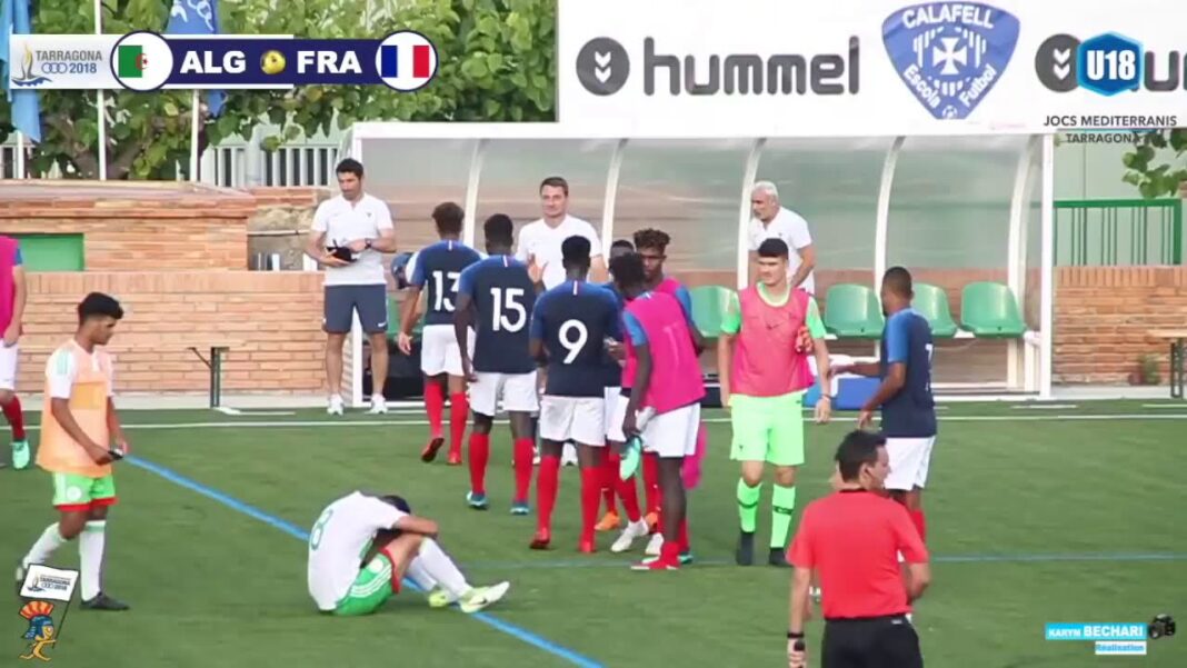 JM Oran 2022 : La France élimine l’Algérie 3-2 en phase de poule Joueurs d'Algérie et de France lors d'un match de football en 2018.