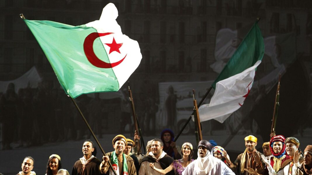 Drapeaux de l'Algérie et de l'Italie lors d'une ré Manifestation avec drapeaux algérien et italien en arrière-plan.