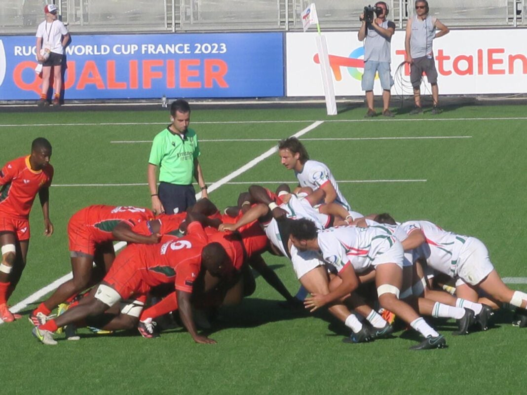 Rugby/ Africa Cup : l’Algérie à la quête d’une place en Coupe du monde Mêlée de rugby lors de la Coupe d'Afrique, match crucial pour la qualification mondiale.