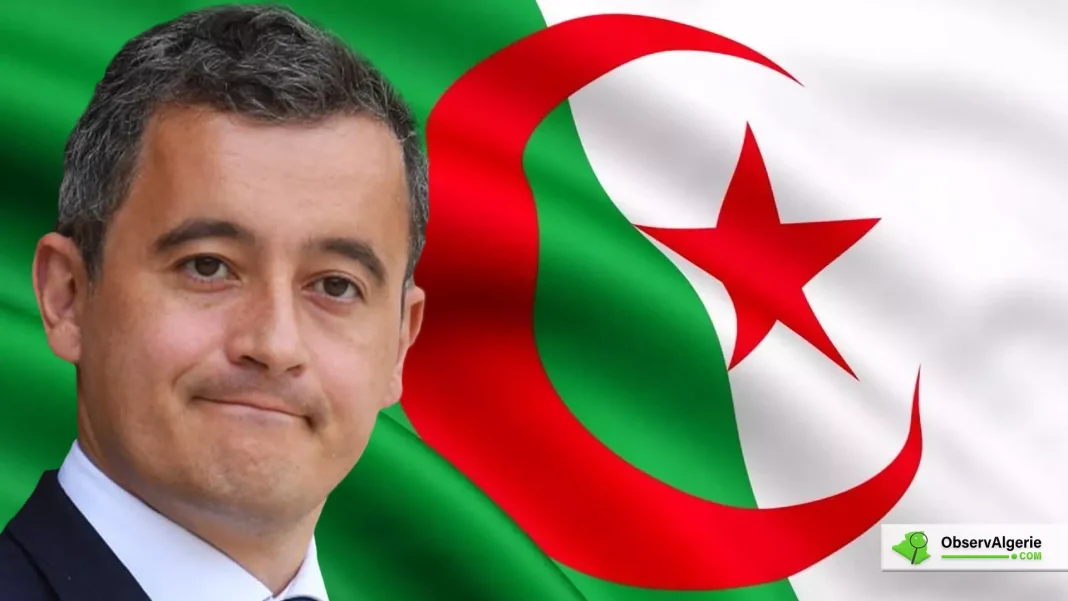 Algérie-France : Gérald Darmanin en visite à Alger Gérald Darmanin avec drapeau algérien en arrière-plan.