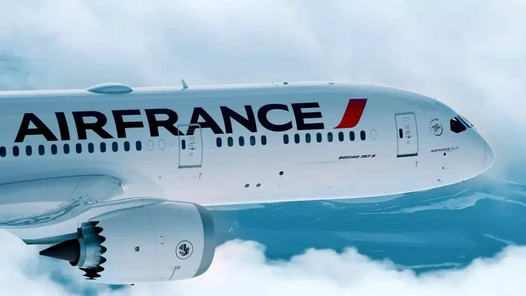 Algérie : Une offre Alléchante chez Air France Avion Air France survolant les nuages, prêt à atterrir en Algérie.