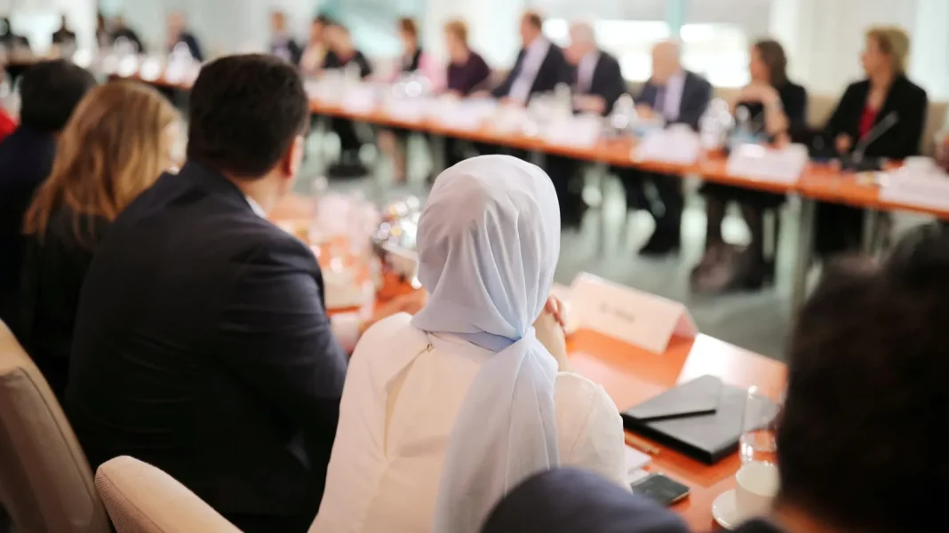 Un Allemand coupe le voile d’une femme musulmane et la bat Femme musulmane portant un hijab lors d'une réunion professionnelle.