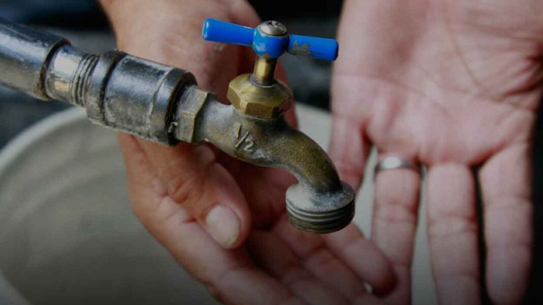 Fuite d'eau suspecte Fuite d'eau d'un robinet avec un tuyau en métal.