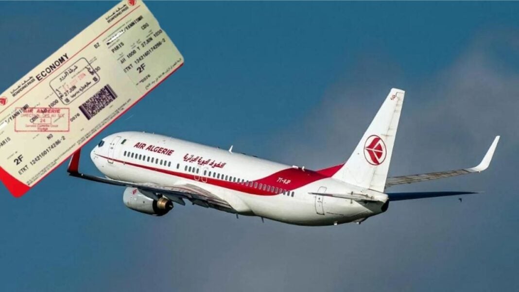 Billets d'avion Air Algérie avec avion en vol dans le ciel.