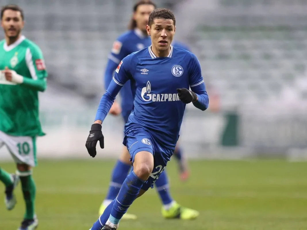 Schalke 04 : Accord trouvé avec Galatasaray pour Harit Joueur de Schalke 04 en pleine course sur le terrain de football.