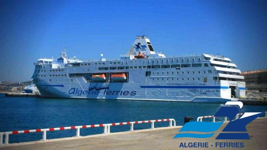 Ferry Algérie Ferries au port d'Alicante, Espagne, en mer.