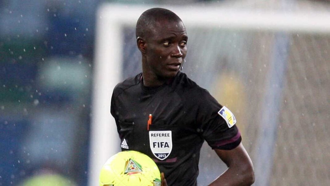 Gassama ne pourrait plus arbitrer les matchs internationaux, voici la raison Gassama, arbitre FIFA, en action lors d'un match sous la pluie.