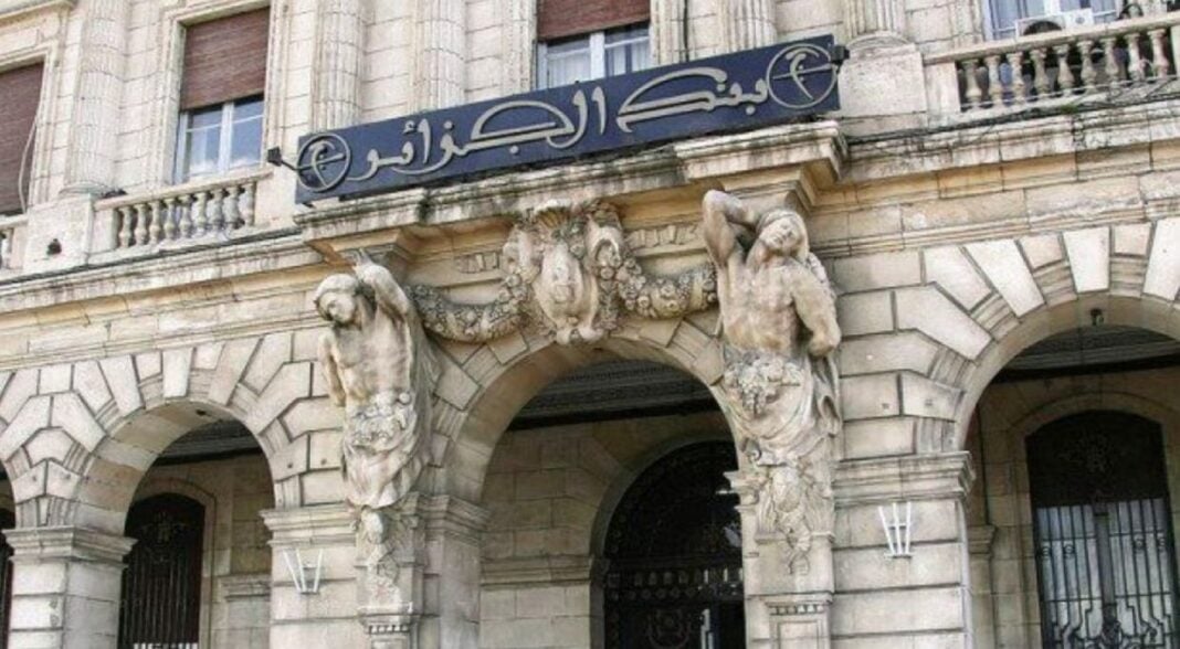 Bâtiment historique à Alger Façade d'un bâtiment ancien avec sculptures en pierre à Alger.