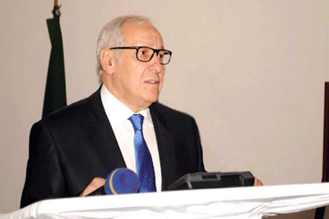 Mohamed Antar Daoud, ambassadeur d'Algérie à Paris, lors d'une conférence officielle.
