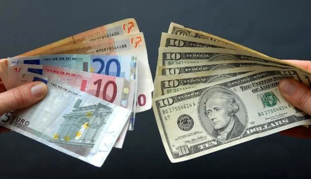 Échange de devises euro et dollar Échange de billets euro et dollar, monnaie internationale.