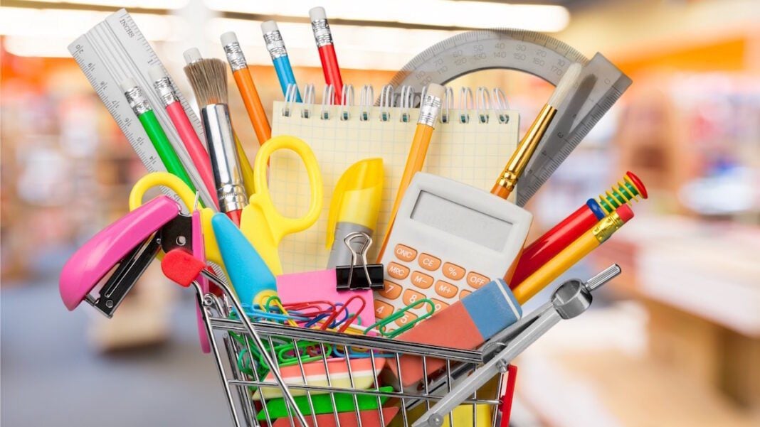 Augmentation du prix des fournitures scolaires Panier de fournitures scolaires avec crayons, règle, calculatrice et autres outils.