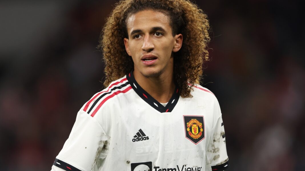 Mercato : la pépite tunisienne Mejbri annoncée en prêt Joueur tunisien Mejbri en maillot Manchester United en pleine action.