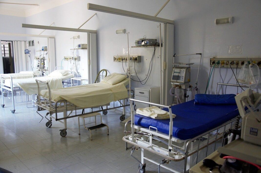 Salle d'hôpital avec lits et équipements médicaux en Algérie.