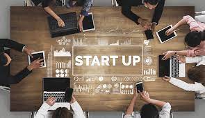 Avec maykiHA, les investisseurs peuvent sourire Équipe de startup travaillant sur un projet innovant avec table et appareils numériques.