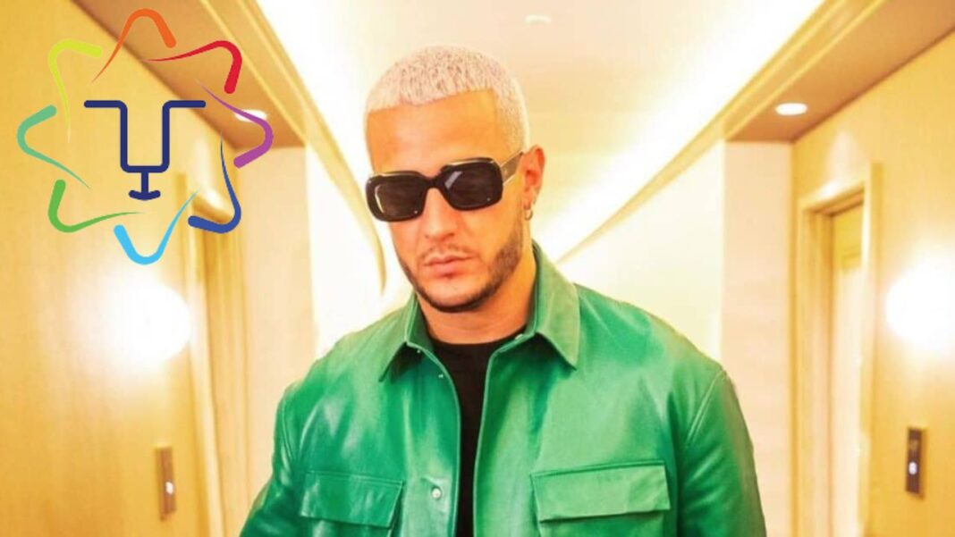 DJ Snake portant des lunettes de soleil lors de la conférence JM Oran 2022.