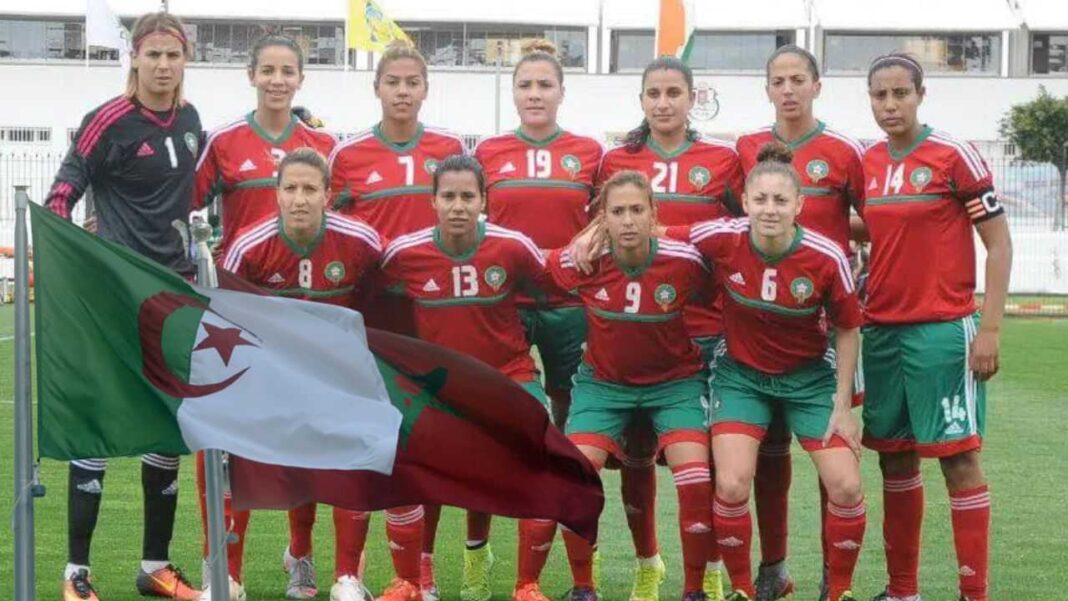 Equipe de foot féminin : Les joueuses marocaines fêtent l’Aïd avec la Djebba algérienne Les joueuses marocaines de football avec le drapeau national.
