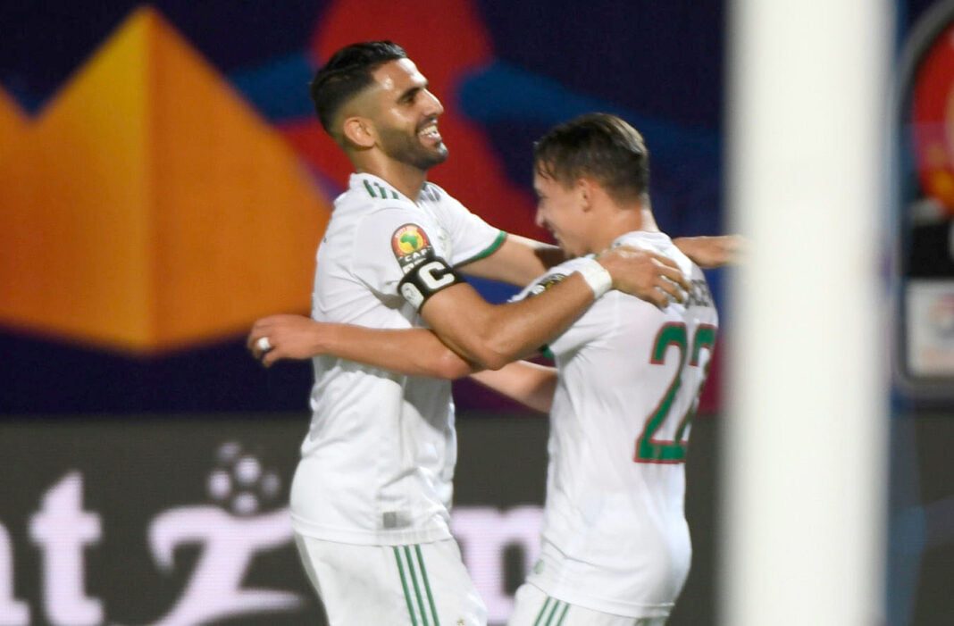 Hommage de Mahrez et Bennacer Mahrez et Bennacer célèbrent lors d'un match de football.