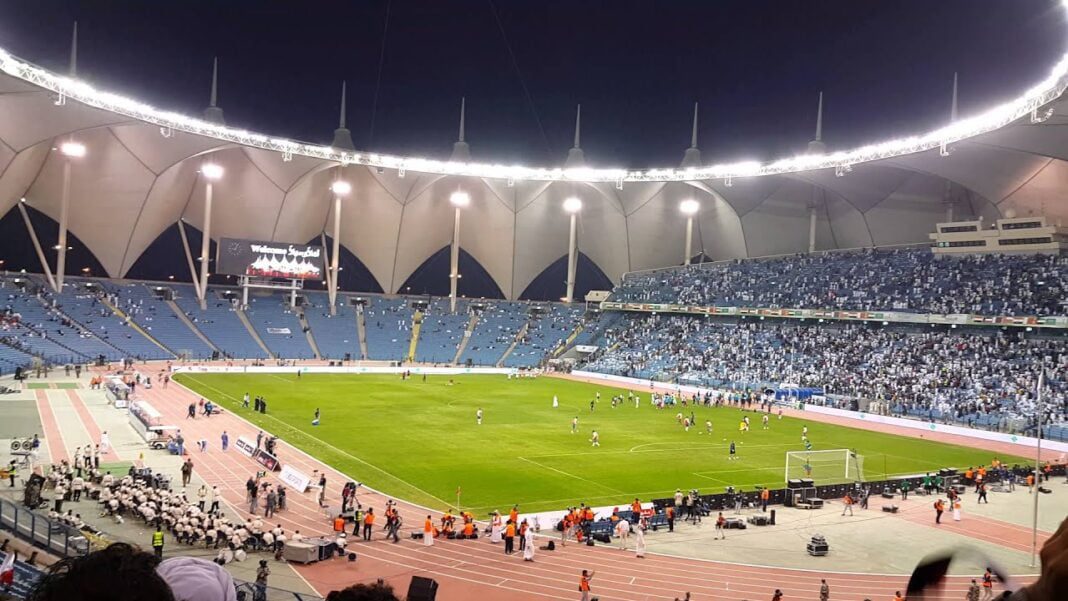 L’entraîneur algérien Adel Amrouche limogé par la Fédération yéménite de football Stade de football rempli de spectateurs sous un ciel nocturne.