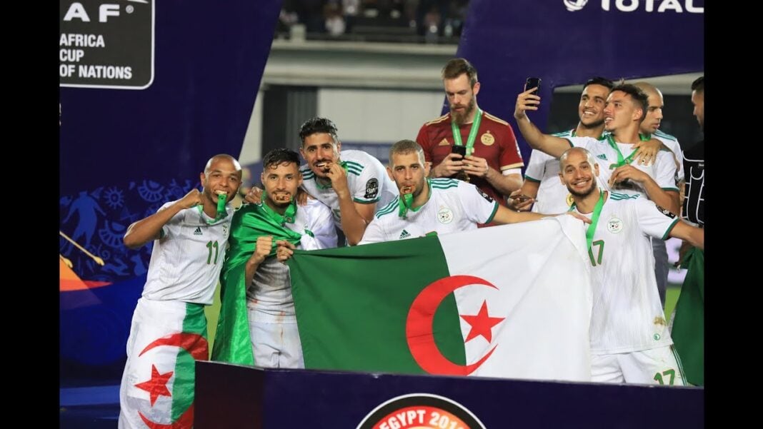 L'équipe d'Algérie célèbre sa victoire avec le drapeau national.