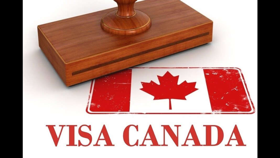 Sceau de visa pour le Canada Sceau de visa sur une table en bois avec drapeau canadien.