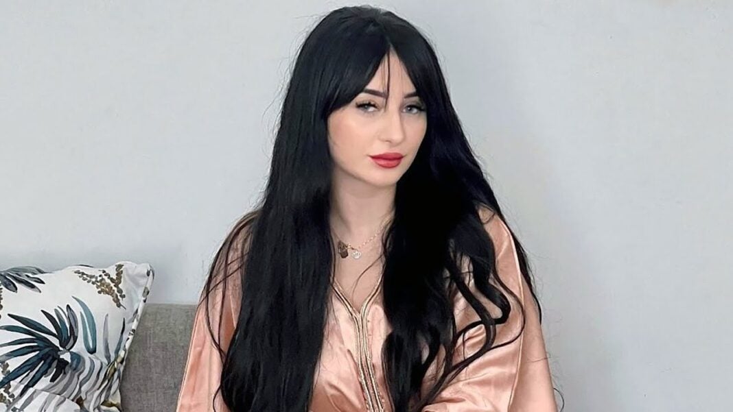 Célia Limam en interview Célia Limam avec cheveux longs noirs et maquillage naturel.