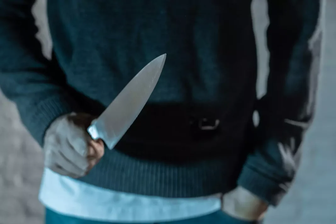 Une adolescente tuée par son propre frère à cause de… Personne tenant un couteau dans une scène inquiétante.