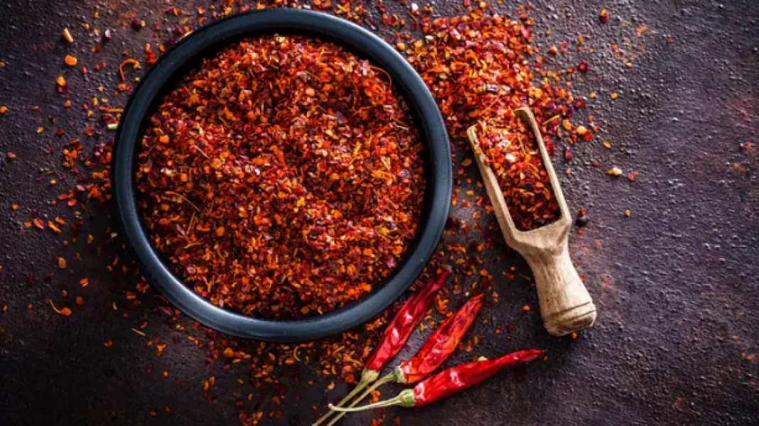 Un médecin britannique révèle un avantage incroyable à manger régulièrement des piments forts Mélange d'épices de piment rouge dans un bol noir.