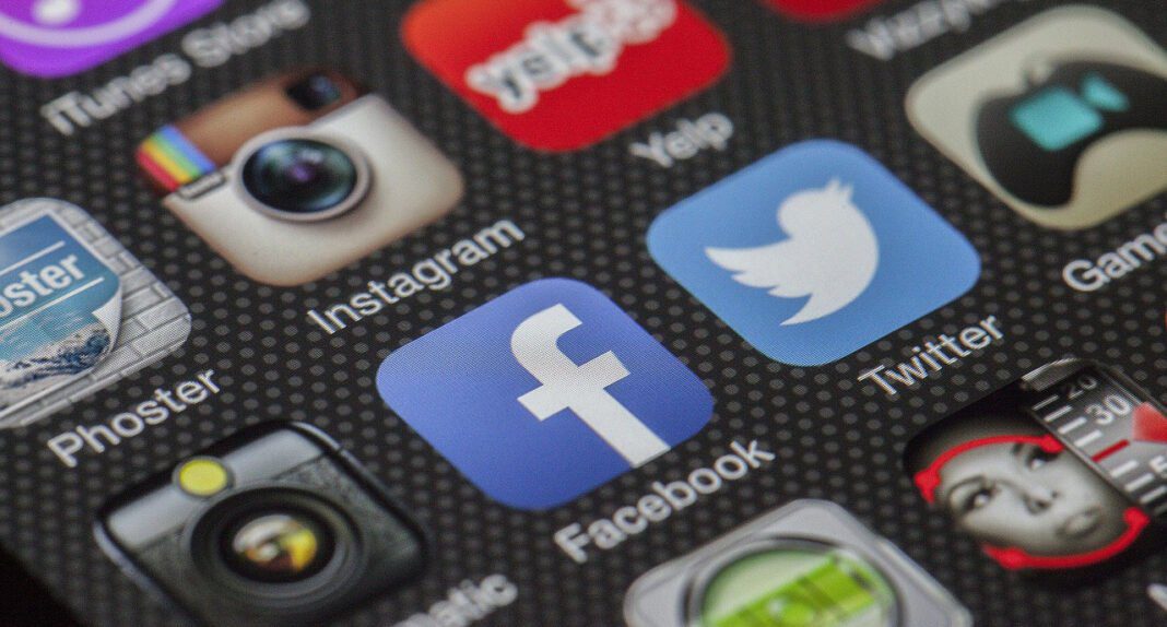 Applications Facebook, Twitter et Instagram sur écran de smartphone.