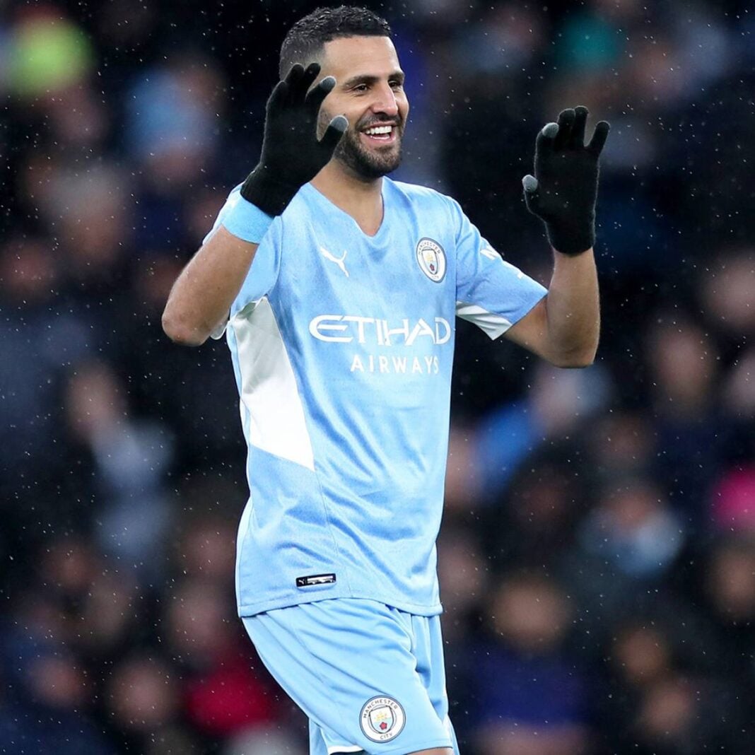 La superbe initiative de Mahrez à Sarcelles Mahrez souriant en tenue de football Manchester City.